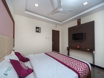oyo 16595 famous residency