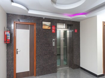oyo 16595 famous residency
