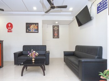 oyo 16595 famous residency