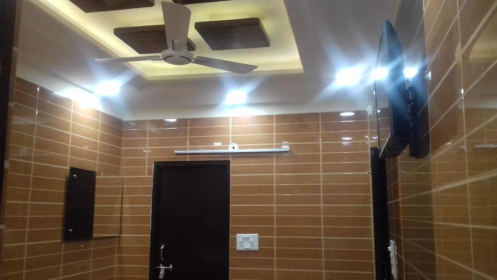 posh s delhi foreigners area v safe lajpat ngr 2