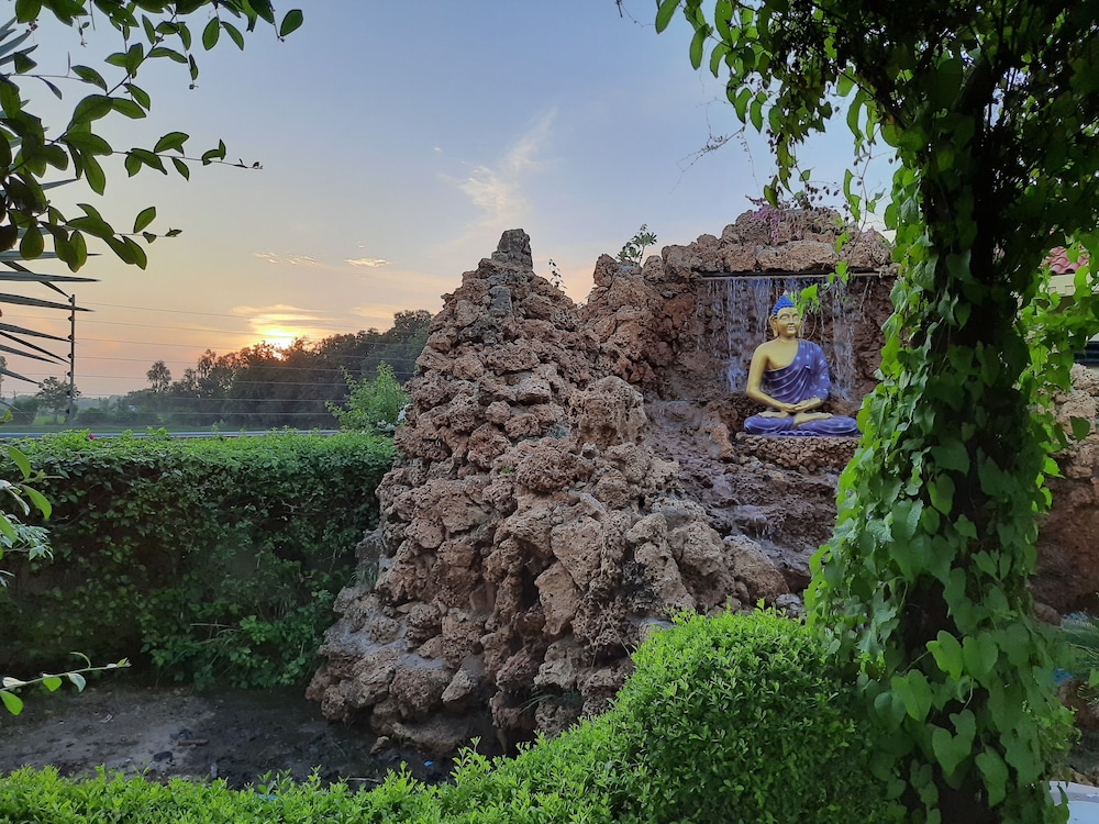 neonz resort and club