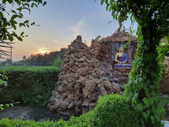 neonz resort and club