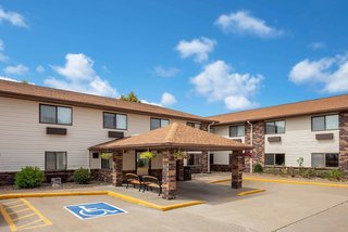 days inn and suites by wyndham davenport east