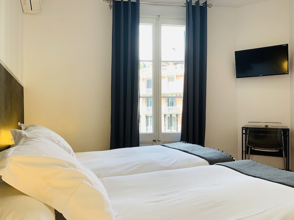 aptbcn super balmes guest house