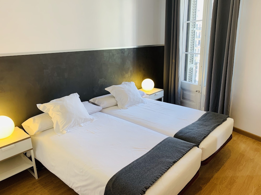 aptbcn super balmes guest house