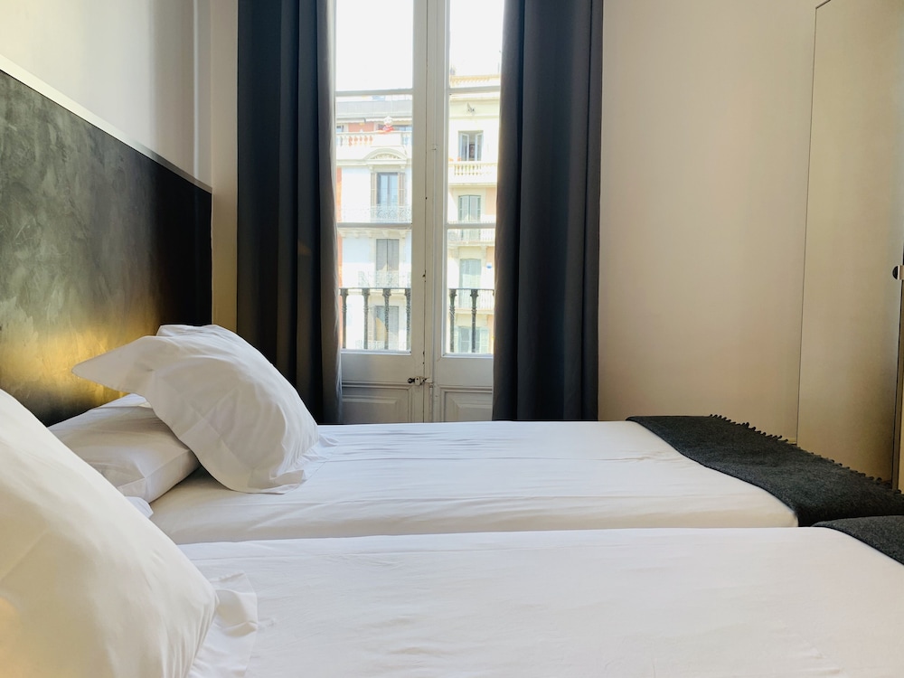 aptbcn super balmes guest house