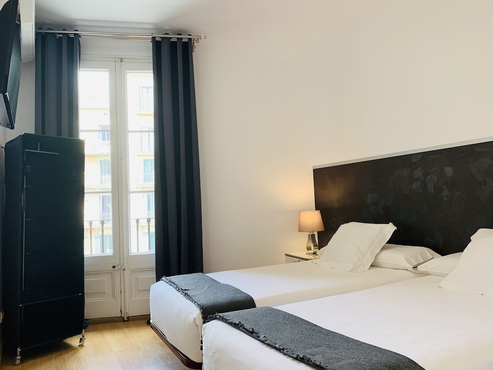 aptbcn super balmes guest house