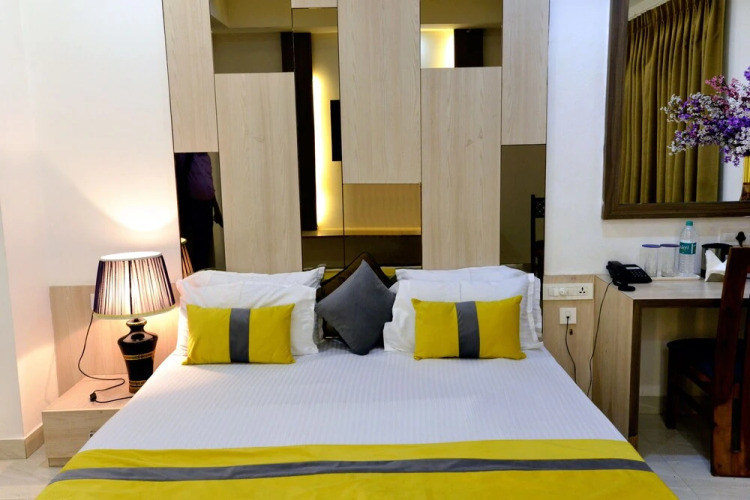 hotel the yellow