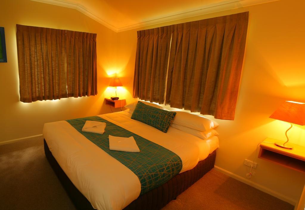 capricorn caves caravan park