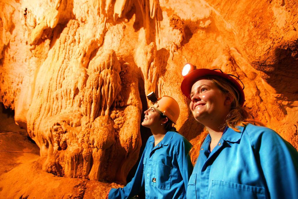 capricorn caves caravan park