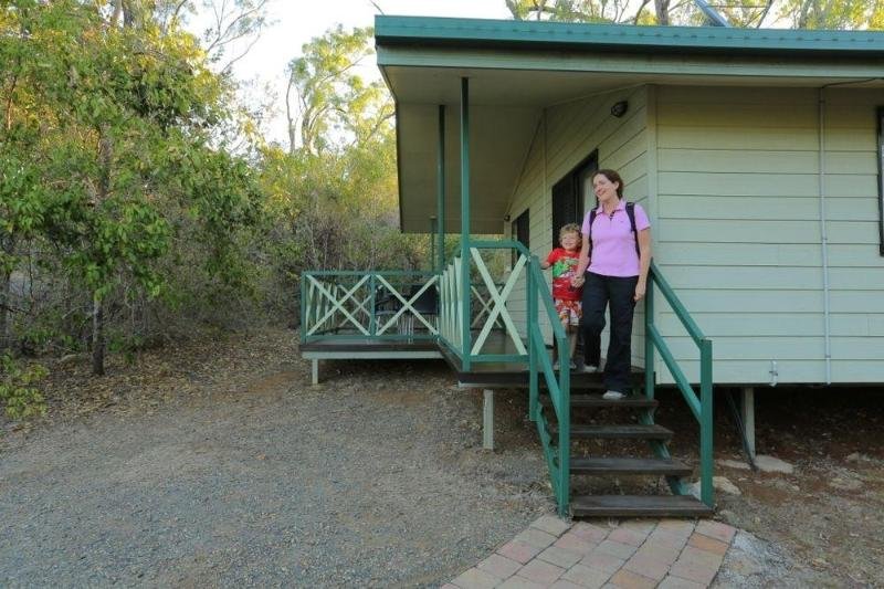capricorn caves caravan park