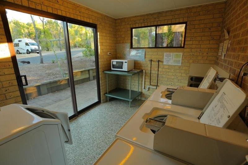 capricorn caves caravan park