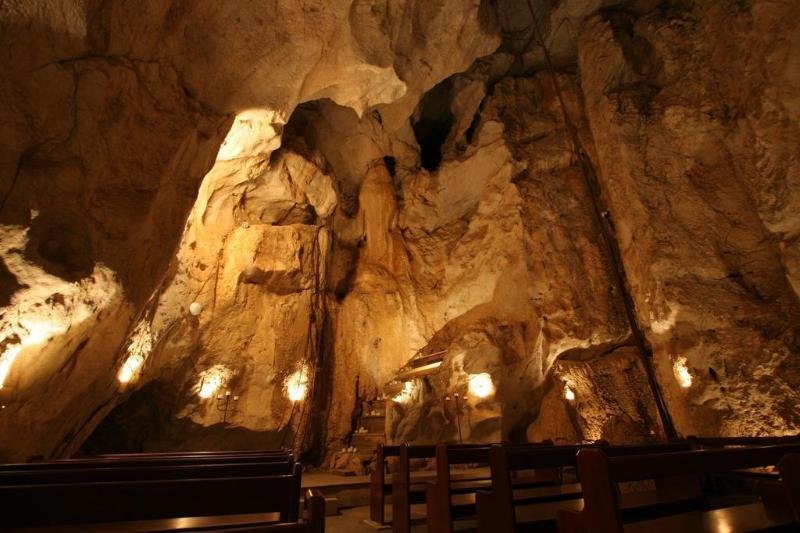 capricorn caves caravan park