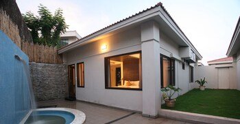 Lagoon Bay At Leonia,,4 star