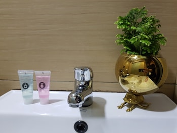 leo leisure hotel at central market