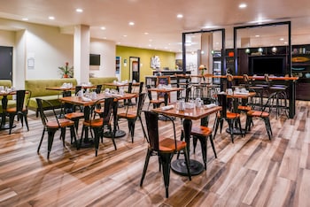Holiday Inn & Suites Dallas-Addison By Ihg,Dallas>>Addison,3 star