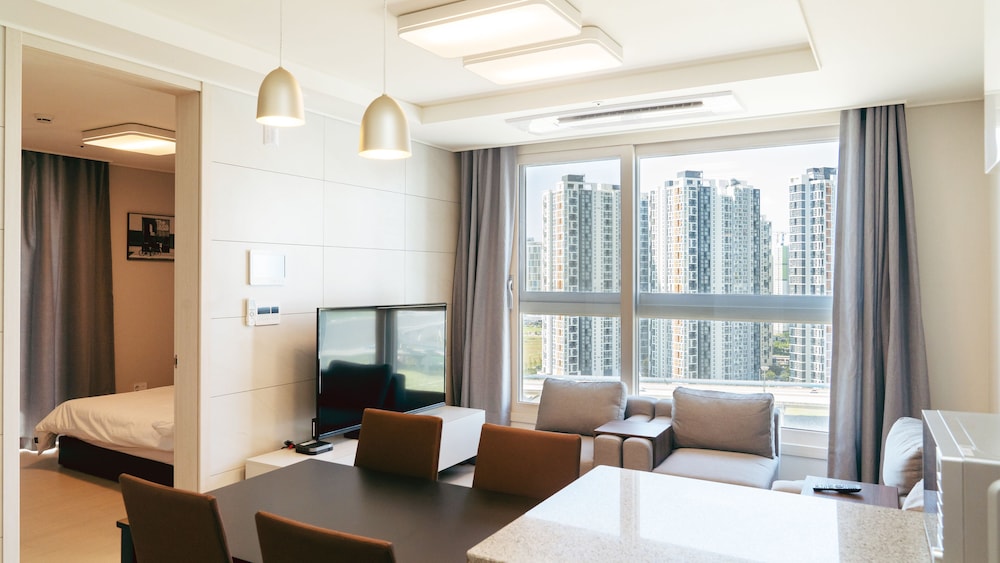 the november stay in landmark