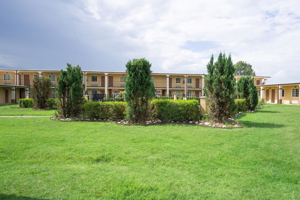 woodridge inn and suites