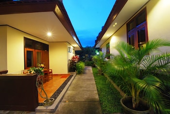 yulia beach inn kuta