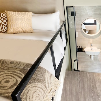 st signature jalan besar short overnight 13 hours 6pm 7am