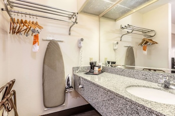 econo lodge inn and suites