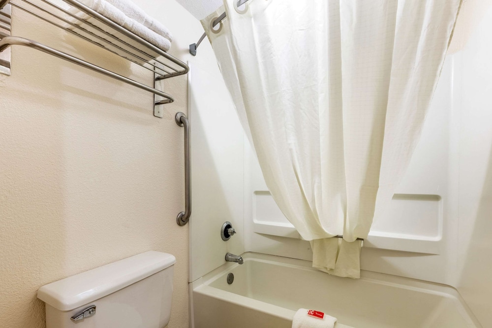 econo lodge inn and suites