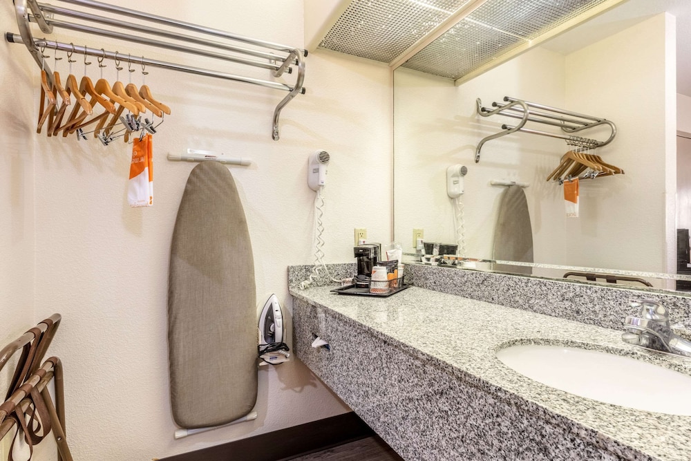 econo lodge inn and suites