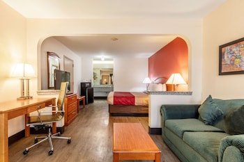 econo lodge inn and suites