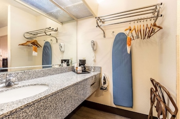 econo lodge inn and suites