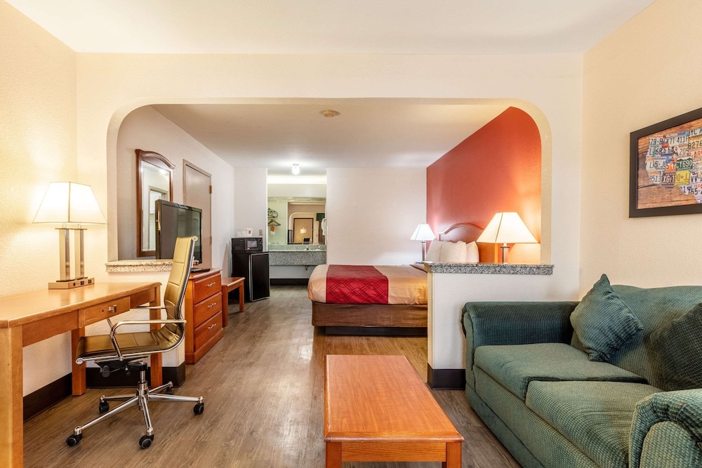 econo lodge inn and suites