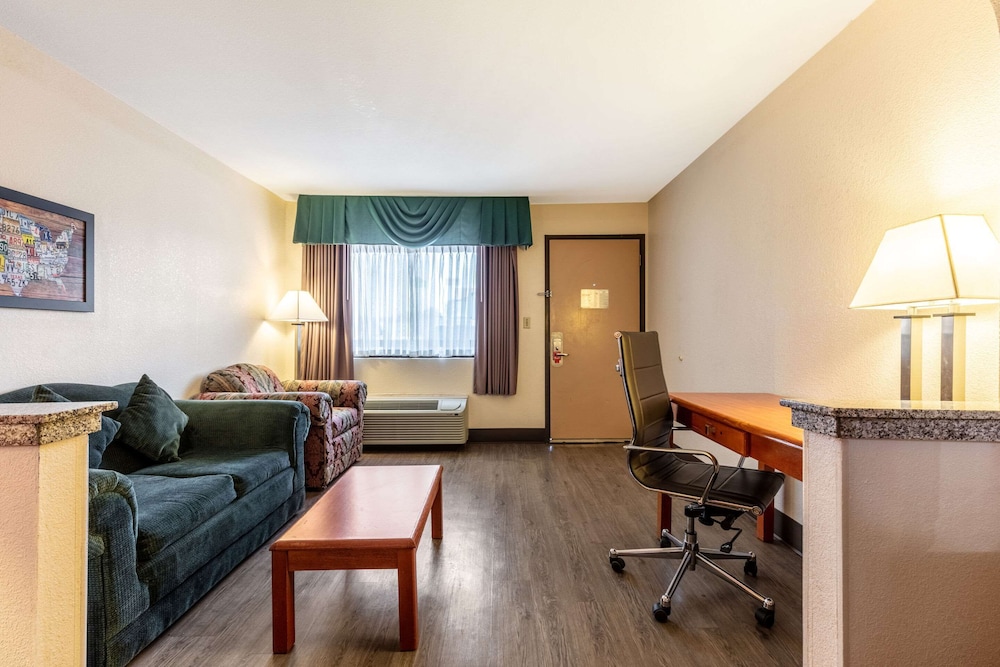 econo lodge inn and suites