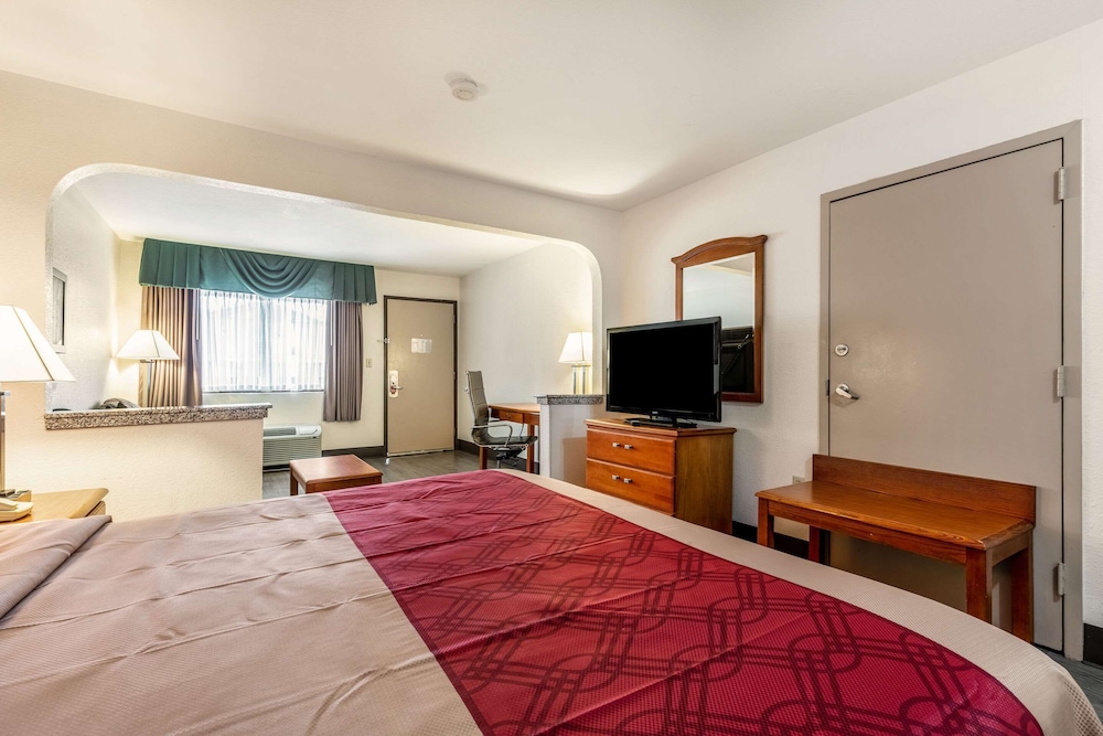 econo lodge inn and suites