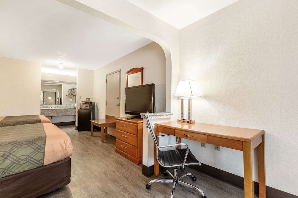 econo lodge inn and suites