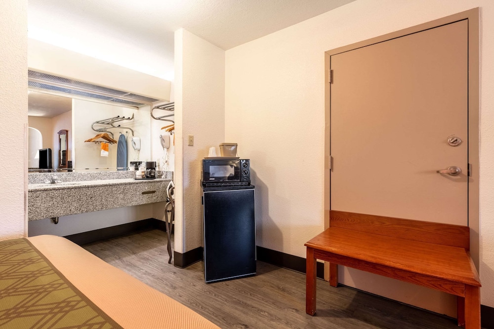 econo lodge inn and suites