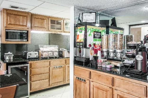econo lodge inn and suites