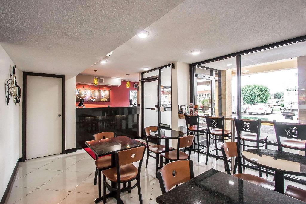 econo lodge inn and suites