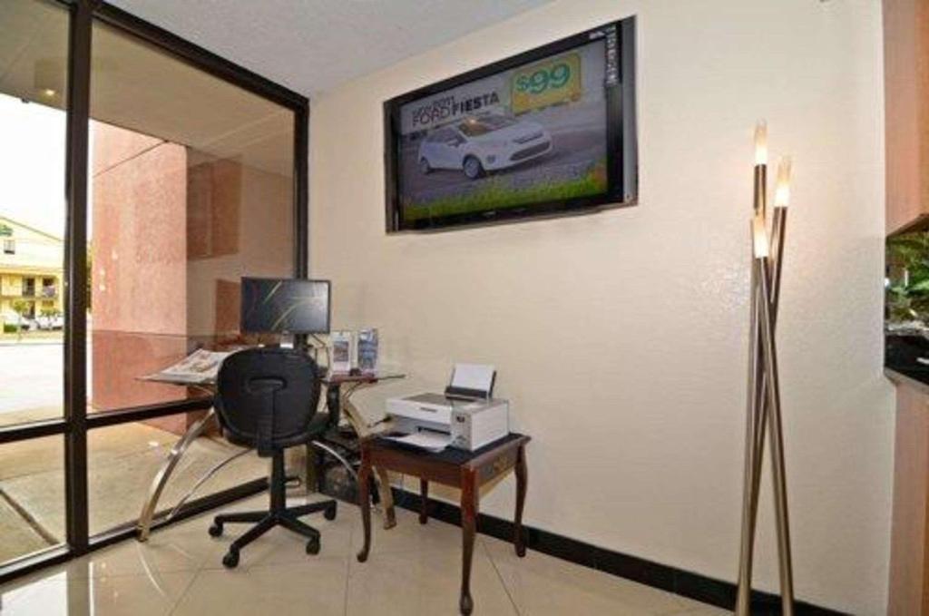 econo lodge inn and suites