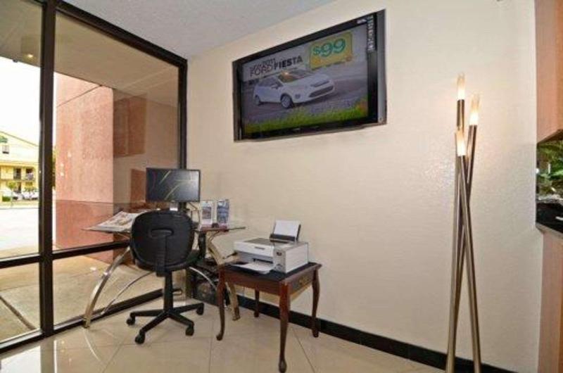 econo lodge inn and suites