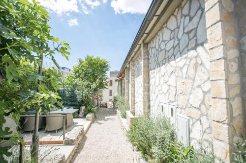 garden apartment hotel