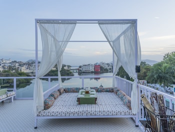 natural lake view hotel
