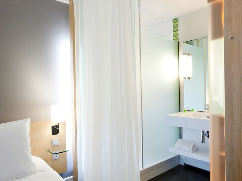 ibis styles nantes reze aeroport