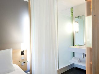 ibis styles nantes reze aeroport