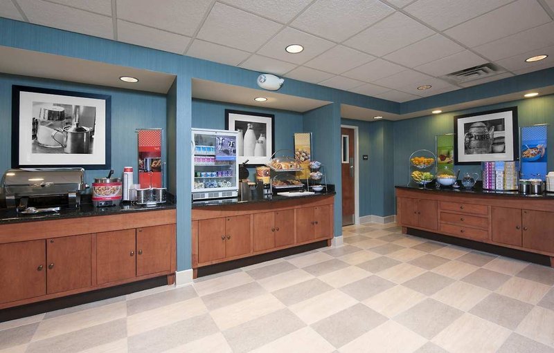 hampton inn and suites moline quad city intl aprt