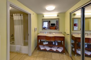 hampton inn and suites moline quad city intl aprt