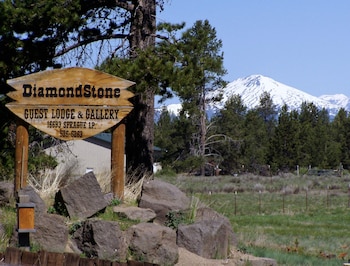 diamondstone guest lodges