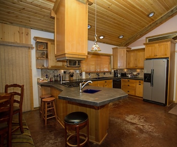 diamondstone guest lodges