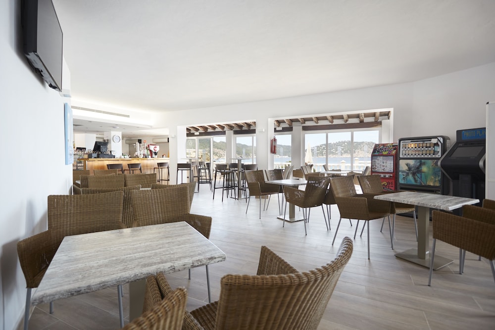 invisa hotel club cala blanca