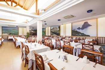 invisa hotel club cala blanca