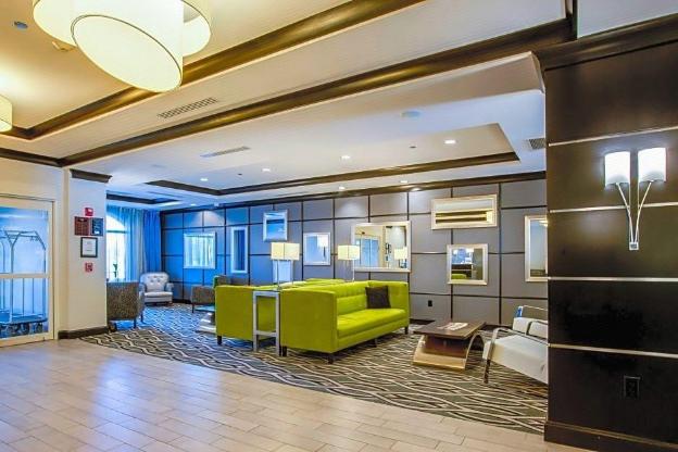holiday inn express and suites charleston arpt con