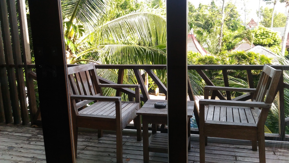 sairee hut resort koh tao